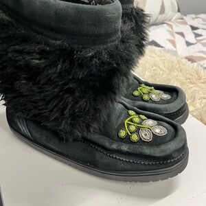 Manitobah Mukluks Waterproof Winter Boots Fur Beaded Size 8 (Fits Small)